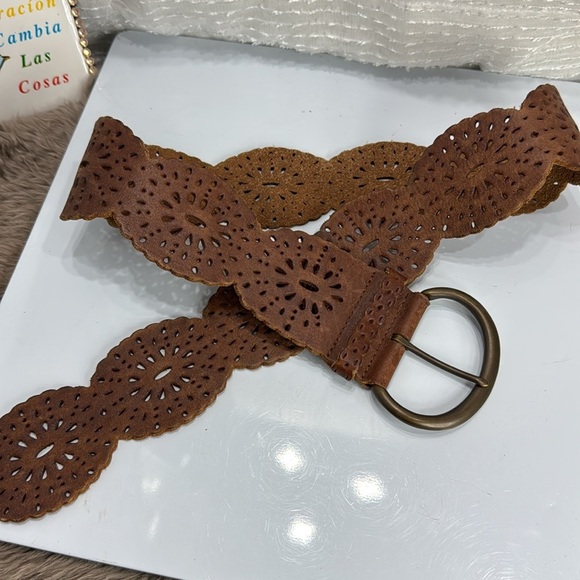 (Z6) Fossil leather belt with cut-out design, size M - Picture 7 of 8